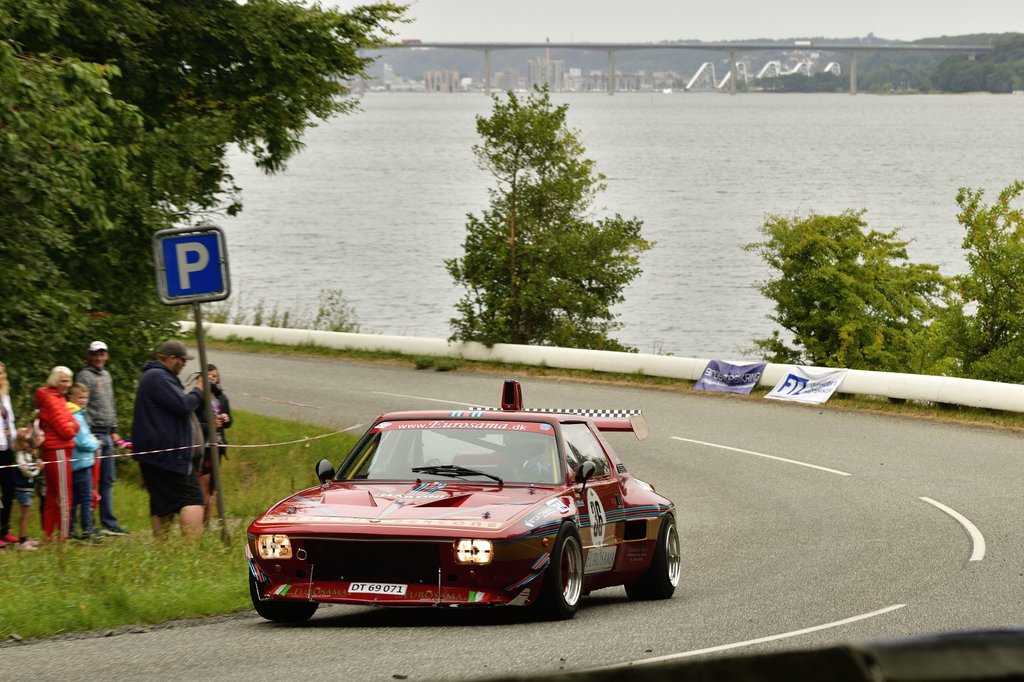 Vincenzo Santangelo tog sejren i Munkebjerg Hillclimb i sin Fiat Dallara fra 1973, her med Vejle Fjord-broen og Bølgen som en malerisk kulisse
(Foto: Michael Eisenberg)